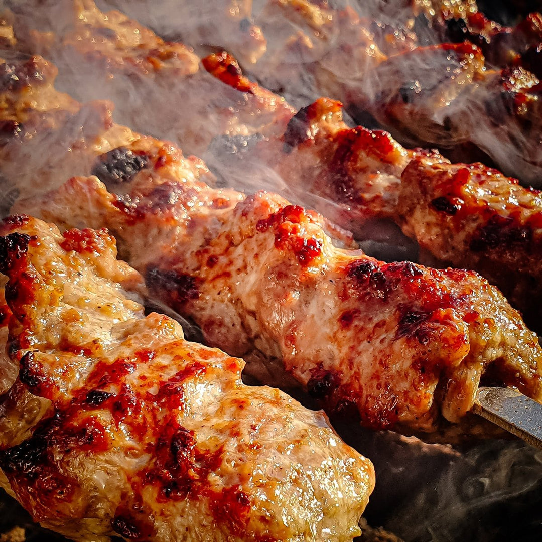 Gold Braun und fertig gebratenes Schaschlik auf einem Grill
