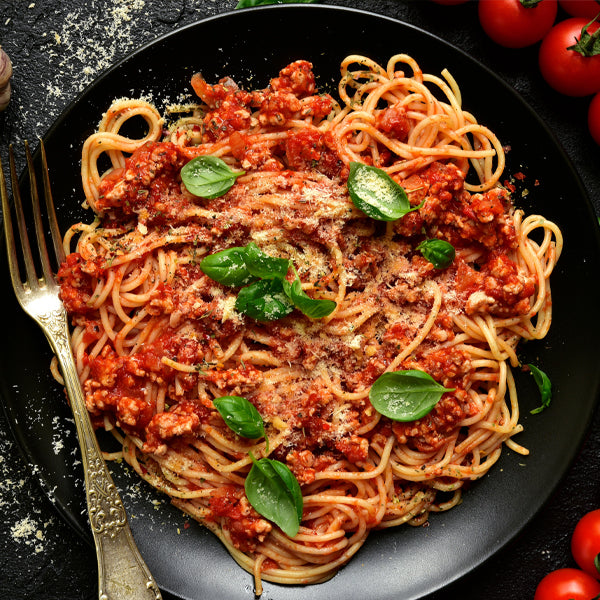 Spaghetti Bolognese auf Teller serviert