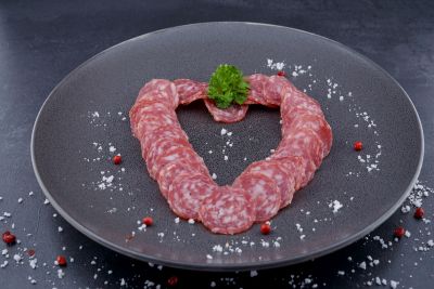Dünne Stracke Wurst geschnitten serviert auf Teller mit Petersilie