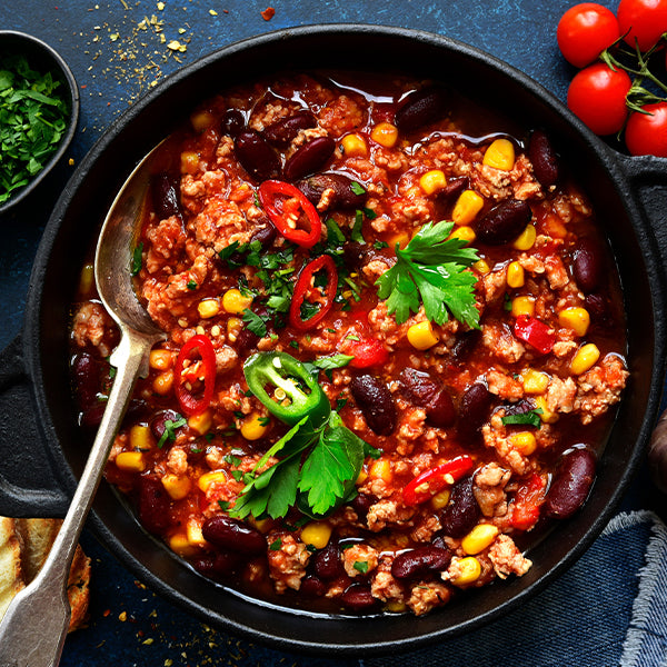 Chili Con Carne serviert in Pfanne