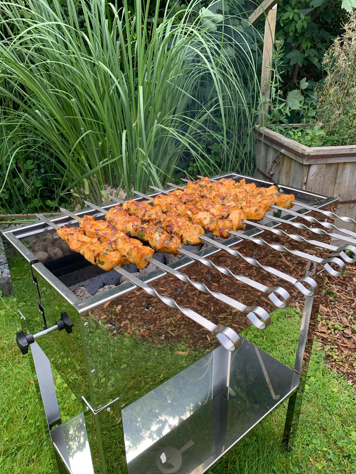 BIG Gerd by Aganjok Grill & Mehrfacher Drehspieß Aufsatz mit Motor und Powerbank