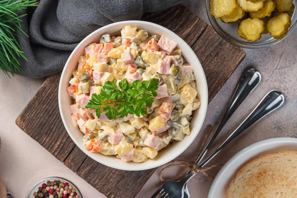 Olivje Salat – Traditioneller russischer Kartoffelsalat | mySchaschlik Olivje Salat – Traditioneller russischer Kartoffelsalat | mySchaschlik