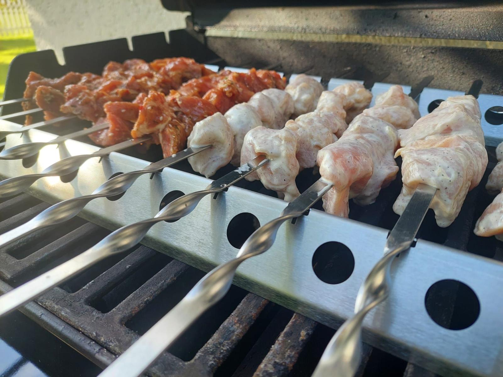 Schaschlikaufsatz Für Gasgrill – 550mm Gestell + 11 Spieße Aus Edelstahl, Spülmaschinenfest, Extra Hoher Abstand Zum Rost Schaschlikaufsatz Für Gasgrill – 550mm Gestell + 11 Spieße Aus Edelstahl, Spülmaschinenfest, Extra Hoher Abstand Zum Rost