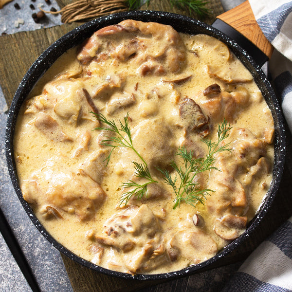 Lendentopf mit Champignon Rahmsoße serviert in Pfanne