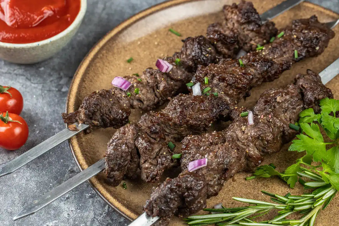 Nahaufnahme Rinder Schaschlik auf Spießen serviert auf Teller mit Petersilie