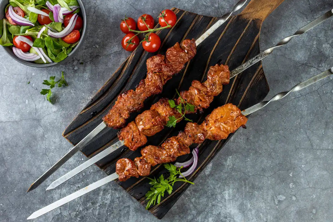 Draufsicht Schweine Schaschlik Tomate serviert auf Holzbrett mit Tomaten Zwiebeln und Petersilie