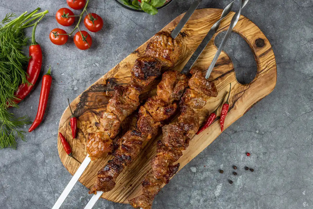 Draufsicht Schweine Schaschlik Chili auf Spießen serviert auf Holzbrett mit Peperoni  Alt-Text bearbeiten