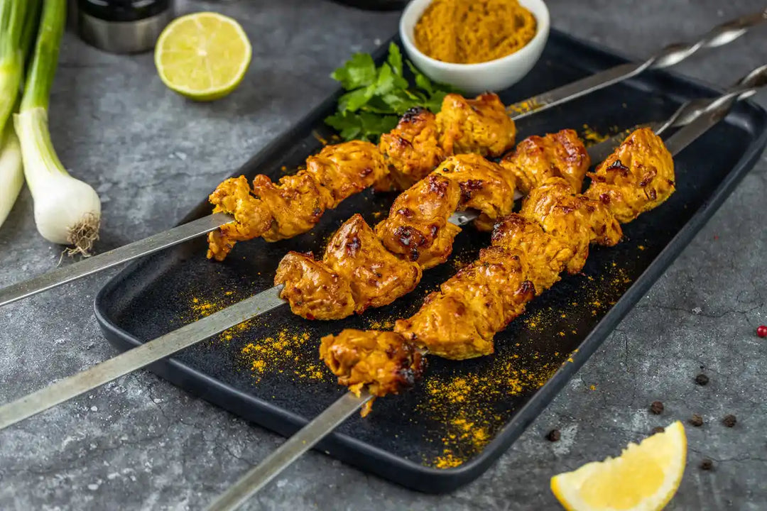 Geflügel Schaschlik Thai-Curry auf Spießen mit Curry Pulver und Zitrone serviert