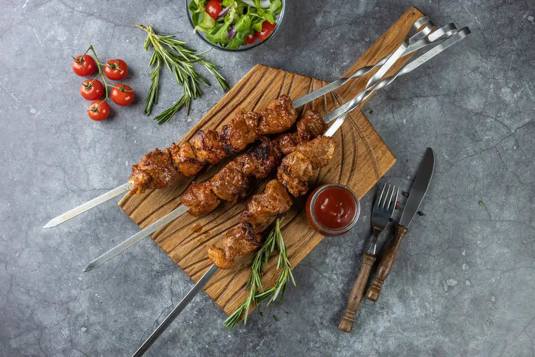 Draufsicht Schweine Schaschlik Barbecue auf Spießen serviert auf Holzbrett mit Barbecue Sauce