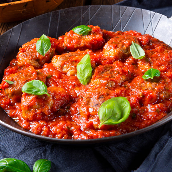 Mini Frikadellen gebraten in Tomaten Soße serviert in Pfanne