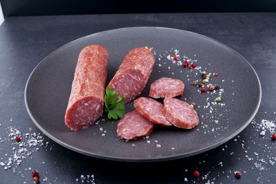 Dünne Stracke Wurst geschnitten serviert auf Teller