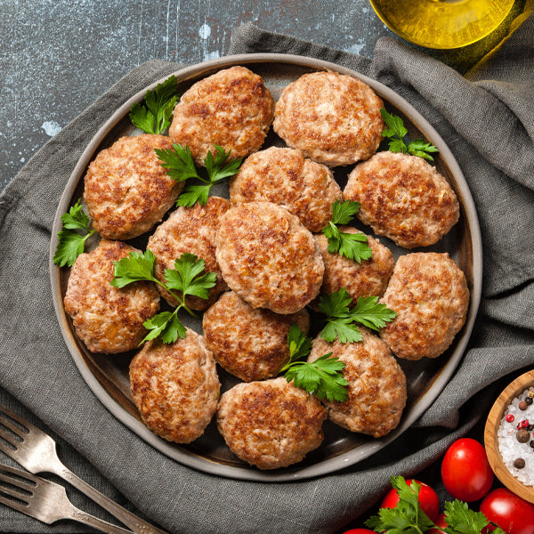 Mini Frikadellen gebraten auf Teller serviert