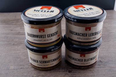 vier Hausmacherwurst Gläser gestapelt