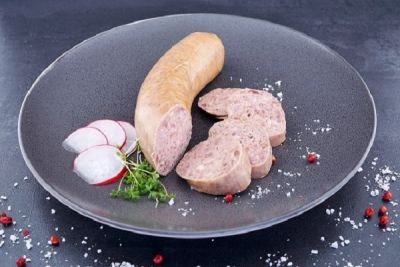 Hausmacher Leberwurst geschnitten serviert auf Teller mit Radieschen