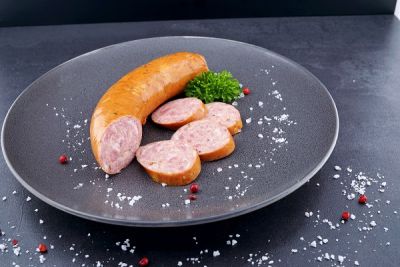 Krakauer Wurst Schlesische Art geschnitten serviert auf Teller 