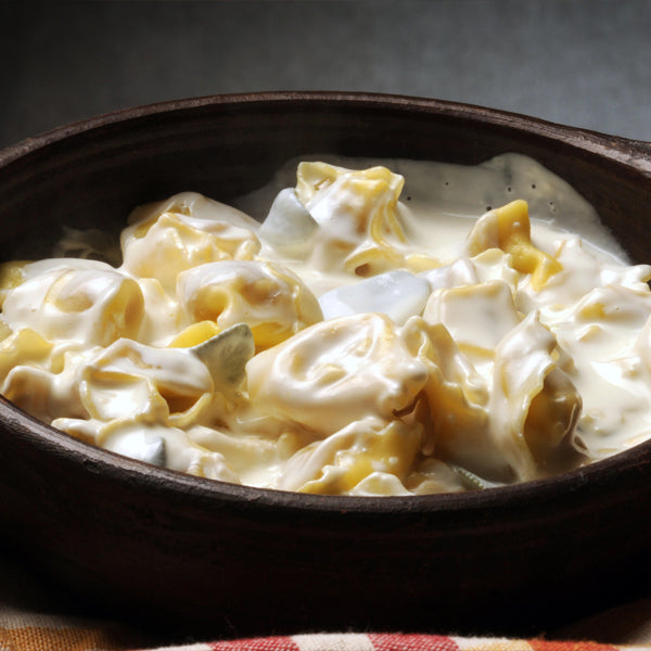 Tortellini mit Käsefüllung in Sahnesauce in Topf serviert