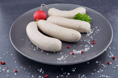 Weisswürstchen mit Radieschen auf Teller serviert