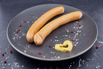 Wiener Würstchen auf Teller mit Senf