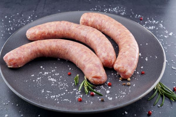 Hausmacher grobe Bratwurst serviert auf Teller 